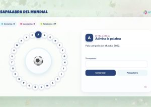 Interfaz de juego llamada 'Pasapalabra del Mundial' con círculo de letras alrededor de una pelota de fútbol y la letra A destacada en el centro.